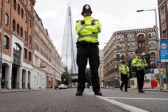 Británií se šíří "epidemie útoků" noži. Zabíjí mladíci z vyloučených lokalit, umírají i náctiletí