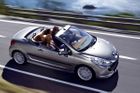Základní cena Peugeotu 207 CC je 420 000 korun. Motor 1,6 mu umožní dosáhnout rychlosti až 200 kilometrů za hodinu. Spotřeba má dosahovat 6,4 litru.