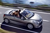 Peugeot 207 CC má již čtyři sedačky, i když zadní se prakticky nedají použít. Má plechovou skládací střechu a přijde na nejméně 400 000 korun.