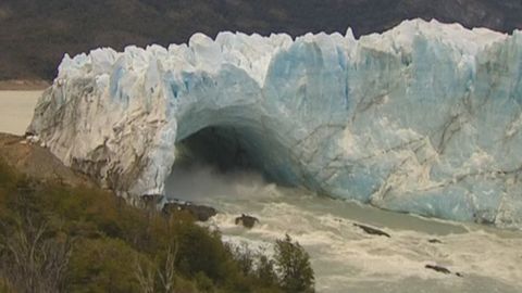 Tunel argentinského ledovce Perito Moreno se zřítil do jezera