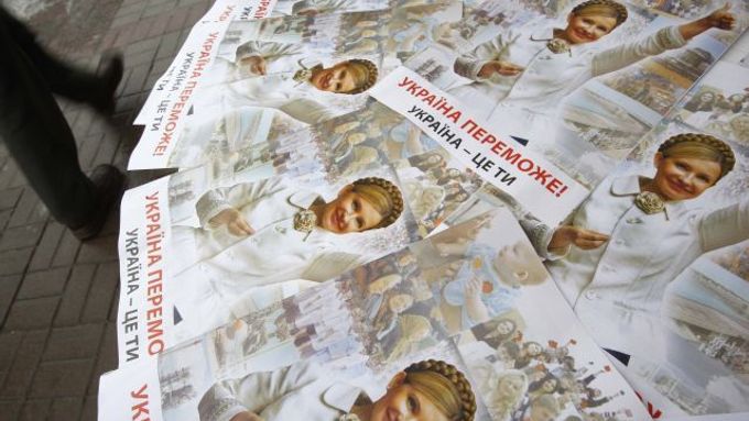 Plakáty s Julijí Tymošenkovou na ulici v Kyjevě.