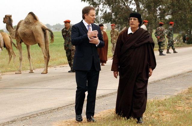 Muammar Kaddáfí a Tony Blair 2004