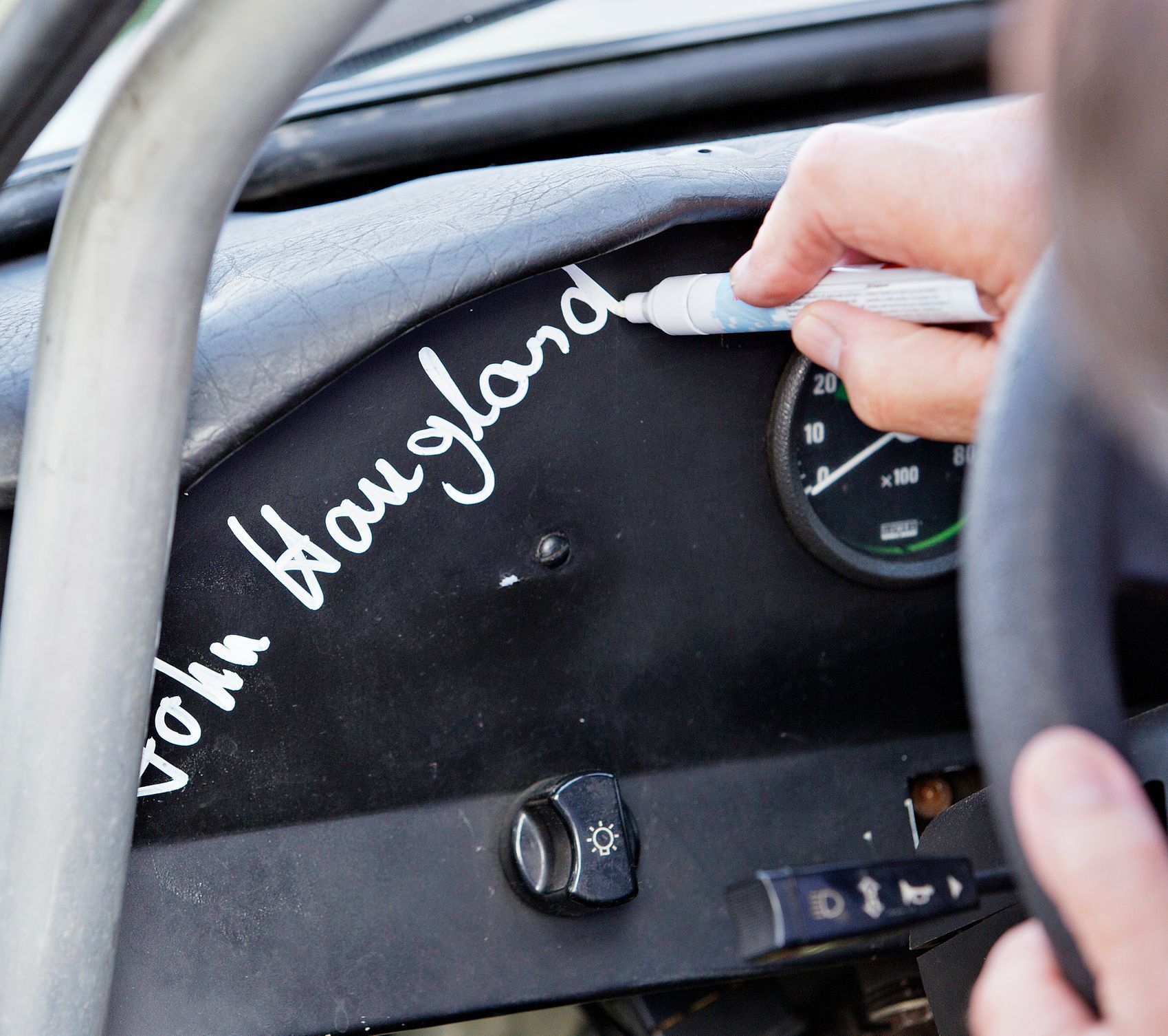 Haugland podepisuje své bývalé auto
