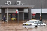 Záplavy postihly státy Nový Jižní Wales a Queensland.  Více než 100 000 domácností zůstává bez dodávek elektrické energie.