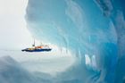 Antarktický led uvěznil i čínskou záchrannou loď