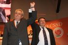 Rok 2006: Premiér Paroubek se na mimořádném sjezdu stává i předsedou ČSSD, kterou přebarvil na oranžovo. Tehdy ještě ve shodě s expředsedou Milošem Zemanem. Vztahy se brzy pokazí.