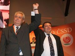 Společně zvednuté ruce Jiřího Paroubka a Miloše Zemana mají symbolizovat obnovenou jednotu sociálních demokratů před volbami.