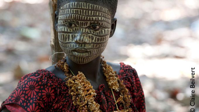 Na Andamanských ostrovech, daleko v Indickém oceánu, žije kmen Džarava. Dnes se posledních 400 příslušníků kmene snaží chránit svůj ráj.