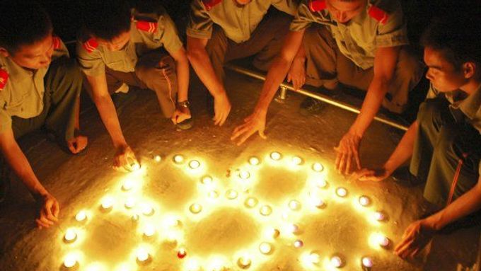 Čínští vojáci zapalují svíčky ve tvaru olympijských kruhů. Děje se tak v rámci oslav odpočítávání posledního roku do zahájení OH v Pekingu.