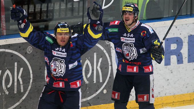 Hokejisté Liberce slaví jeden z gólů v síti Slavie.