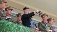 Kim přihlíží vojenské přehlídce