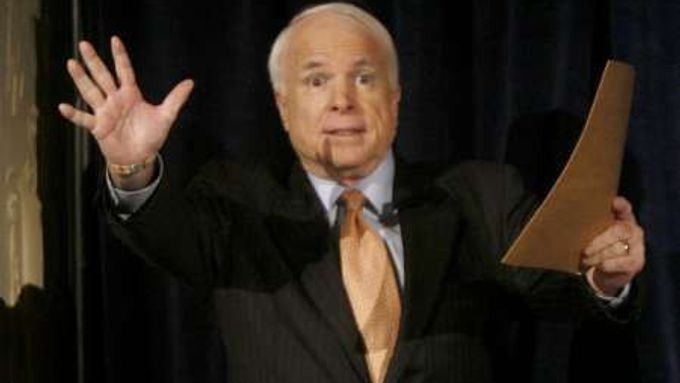 Senátor McCain je proslulý ostrými výpady proti Moskvě.