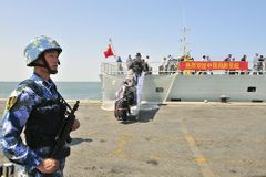 Stovky cizinců uprchly z Jemenu na čínské válečné lodi