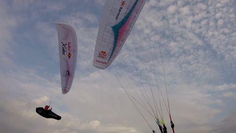 Paraglidista Mayer utíkal před peklem, s paraglidem skončil na stromě