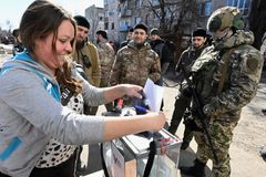 Atmosféra strachu. Na okupovaných územích Ukrajiny chodí ozbrojenci s volební urnou