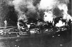 Detail hořícího Alsteruferu. Na snímku je vidět spouštění záchranných člunů německou posádkou.