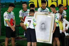 Rok od záchrany v Thajsku: Chlapci děkují zemřelému hrdinovi, z jeskyně je atrakce