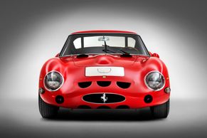 Přijet, vidět, zvítězit. Ferrari 250 GTO slaví šedesát a prodává se za miliardu a půl