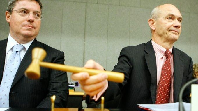 Šéf WTO Pascal Lamy (vpravo) s austraslkým vyslancem při WTO Brucem Gosperem na jednání v Ženevě.