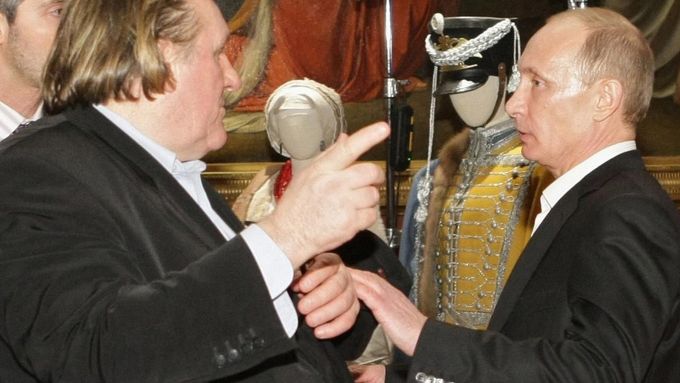 Gérard Depardieu na archivním snímku s Vladimirem Putinem. Takto spolu rozmlouvali 11. prosince 2010 v Petrohradu.