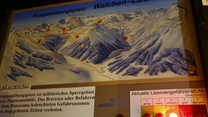 Varování před lavinami v rakouském údolí Wattental. V oblasti přišlo o víkendu o život pět českých skialpinistů.