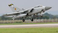 Pilot Andy Watson a navigátor Timmy Colebrooke ze 111. stíhací perutě Britského královského letectva právě přistávají se svým Tornadem F3.