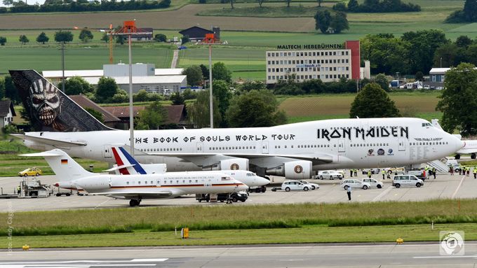 Nejdále je gigantické letadlo Iron Maiden známé jako Ed Force One, před ním pak letadla německé kancléřky a francouzského prezidenta.
