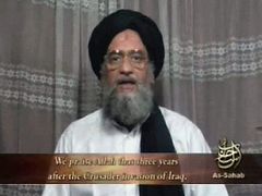 Muž číslo dvě teroristické organizace al-Káida Ajmán al-Zavahrí na videu, které se objevilo na internetu 29. dubna