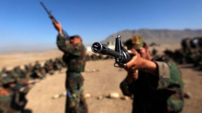 S puškami zacházejí i noví členové afghánské armády, kterou Američané trénují. Ilustrační foto.