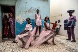 Vítěz kategorie Portrét - single: Finbarr O’Reilly (Kanada / Spojené království) - Móda z Dakaru. Diarra Ndiayeová, Ndeye Fatou Mbayeová a Malezi Sakhoová předvádějí modely návrháře, jehož jméno zní Adama Paris.
