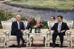 Biden v Číně hasí spory. Opatrně, varují ho tamní média