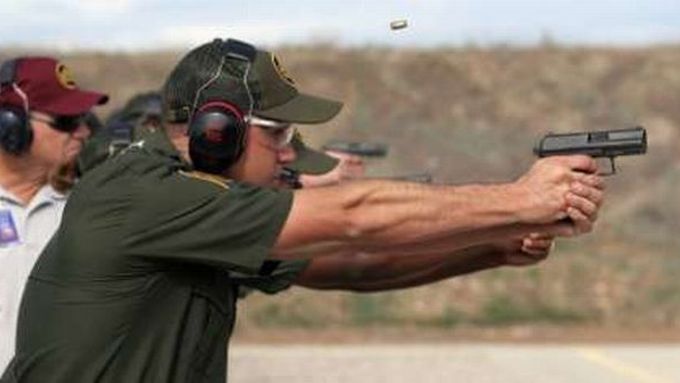 Člen ostrahy amerických hranic trénuje střelbu z pistole na policejní akademii ve státě Nové Mexiko.
