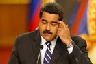 Venezuelu sráží ceny ropy, prezident jel lobbovat do Číny
