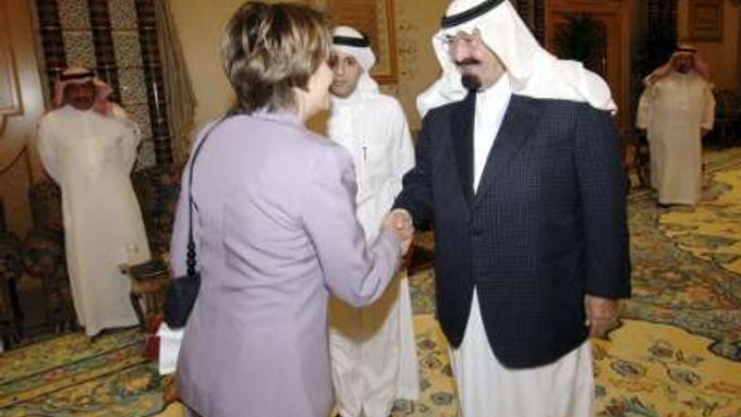 Král Abdalláh při setkání s šéfkou americké Sněmovny reprezentantů Nancy Pelosiovou v Rijádu