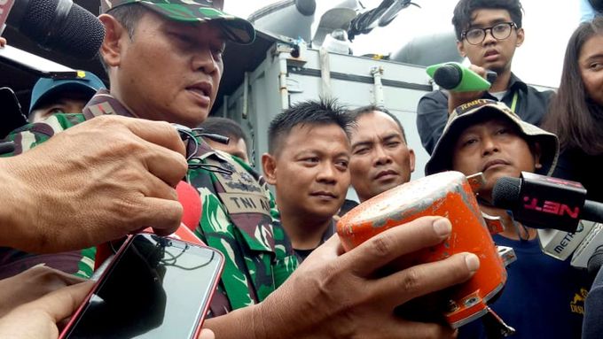 Indonéští potápěči našli druhou černou skříňku letounu Lion Air, který se zřítil do moře.