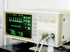 EKG křivka se během okamžiku objeví ve formě e-mailu na mobilu s vysokým rozlišením displeje (iluistrační foto). 