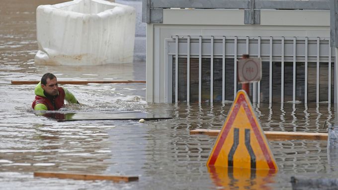 Foto: Voda klesá jen pomalu. Francouzi se bojí, že najdou další oběti