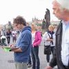 Spor stánkaři vs. mladí umělci na Karlově mostě