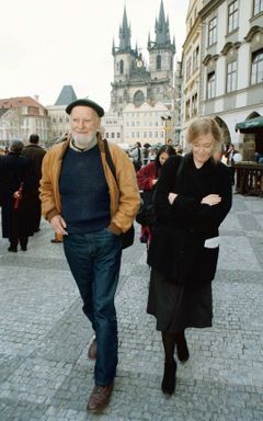 Při procházce po Staroměstském náměstí roku 1998.