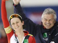 Martina Sáblíková se svým koučem Petrem Novákem po triumfu ve Světovém poháru.