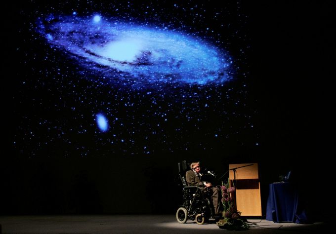 Fyzik Stephen Hawking na přednášce o původu vesmíru v Bruselu.