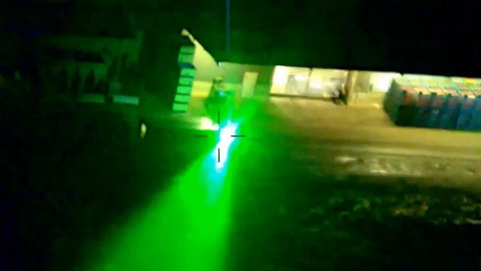 Cizinec na Mladoboleslavsku oslnil zeleným laserovým světlem posádku vrtulníku Letecké služby Policie ČR, která právě spěchala na pátrací akci.