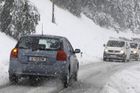 Česko zasypal nový sníh, silnice trápí námraza i jazyky