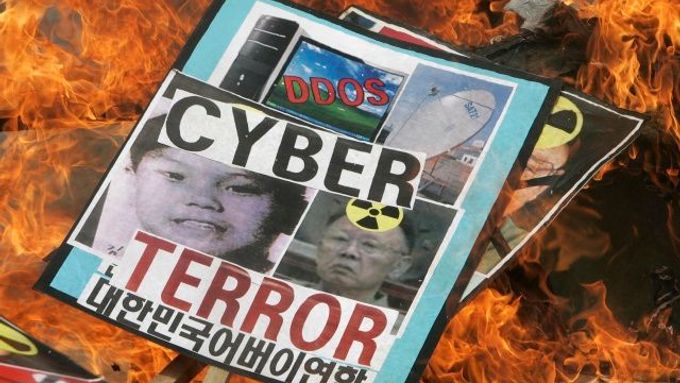 Jihokorejští demonstranti pálí portréty Kim Čong-ila a jeho syna Kim Čong-wua. Jedním z podezřelých zůstává stále komunistický režim v KLDR.