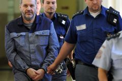 Žalobce pomohl Alexandru Novákovi z vězení, přijde na devět měsíců o část platu