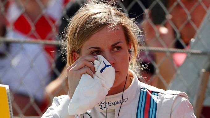 Podívejte se, jak se po 22 letech vrátila do závodního víkendu formule 1 žena. Susie Wolffová absolvovala ve Williamsu dnešní první trénink na GP Británie.