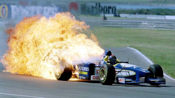Hořící Ligier Pedra Dinize v GP Argentiny formule 1 v roce 1996.