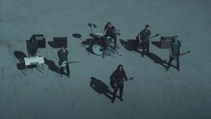 Videoklip ke skladbě Waiting On a War z nového alba Foo Fighters.