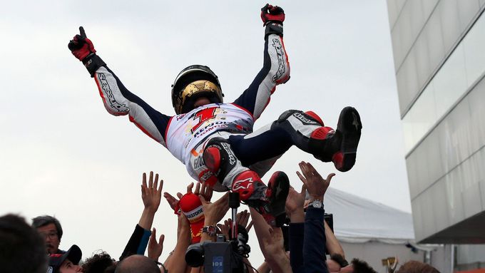 Marc Marquez slaví s členy továrního týmu Honda druhý titul mistra světa MotoGP v řadě.