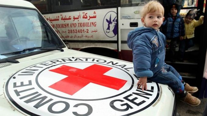 Palestinský chlapec odjíždějící z Gazy sedí na vozu Červeného kříže
